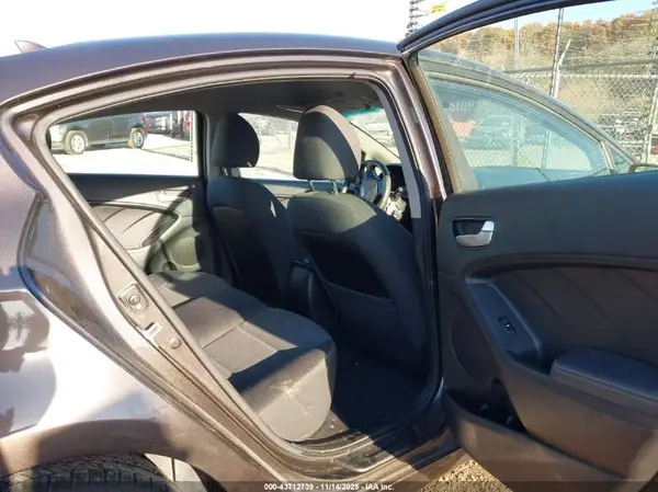 3KPFL4A71HE126195 2017 KIA FORTE - Image 8