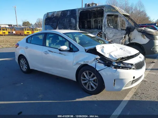 3KPFL4A71HE129209 2017 KIA FORTE - Image 1