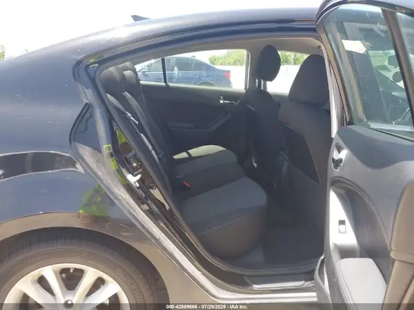 3KPFL4A71HE142736 2017 KIA FORTE - Image 8