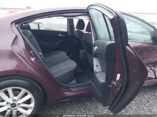 3KPFL4A71HE144518 2017 KIA FORTE - Image 8