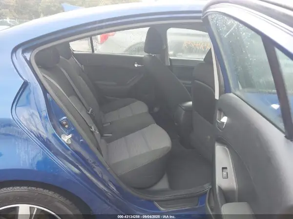 3KPFL4A71JE164466 2018 KIA FORTE - Image 8