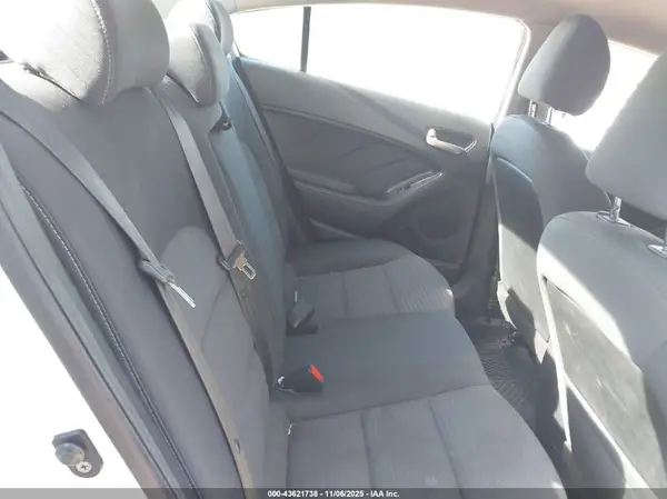 3KPFL4A71JE172728 2018 KIA FORTE - Image 8