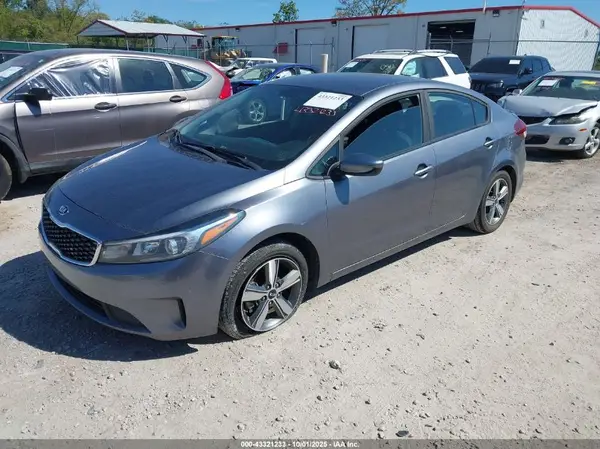 3KPFL4A71JE173815 2018 KIA FORTE - Image 2