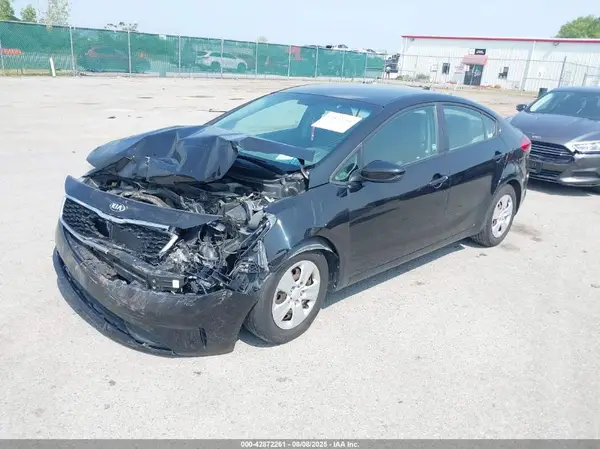 3KPFL4A71JE185561 2018 KIA FORTE - Image 2