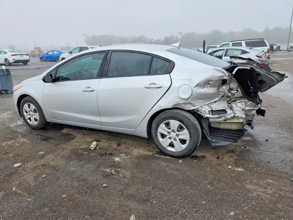 3KPFL4A71JE195281 2018 KIA FORTE - Image 2