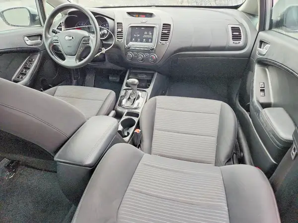 3KPFL4A71JE195281 2018 KIA FORTE - Image 8