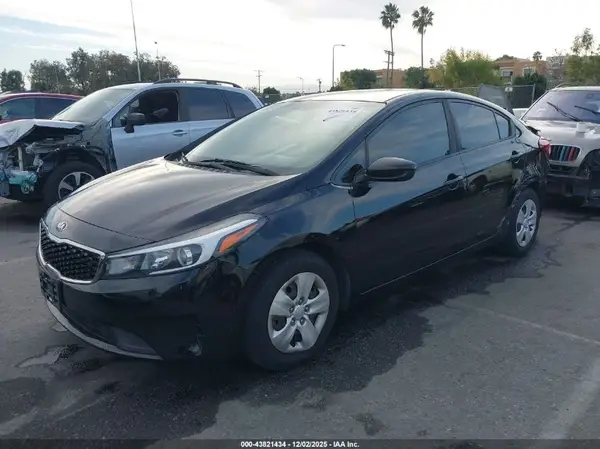 3KPFL4A71JE207008 2018 KIA FORTE - Image 2