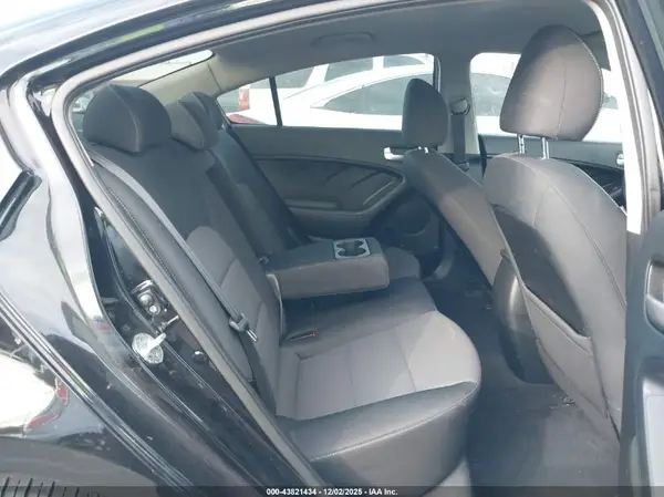3KPFL4A71JE207008 2018 KIA FORTE - Image 8