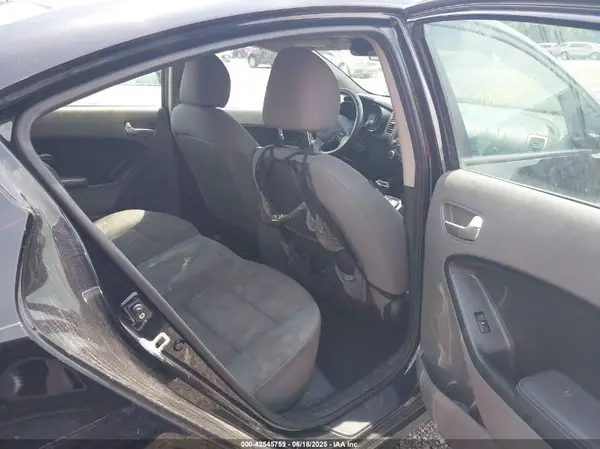 3KPFL4A71JE211186 2018 KIA FORTE - Image 8