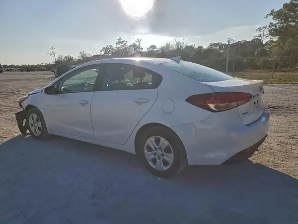 3KPFL4A71JE212600 2018 KIA FORTE - Image 2