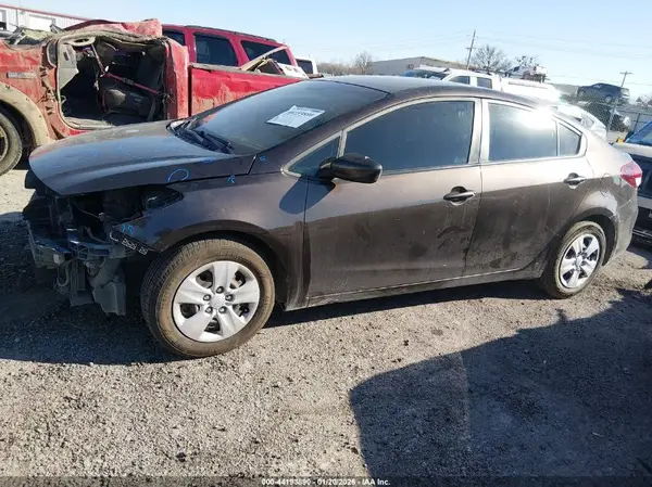 3KPFL4A71JE215111 2018 KIA FORTE - Image 2