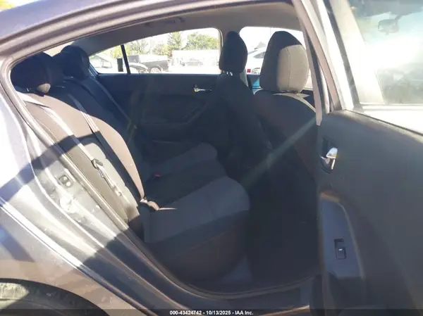 3KPFL4A71JE241949 2018 KIA FORTE - Image 8