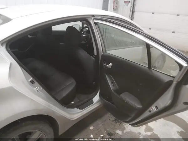 3KPFL4A71JE255754 2018 KIA FORTE - Image 8