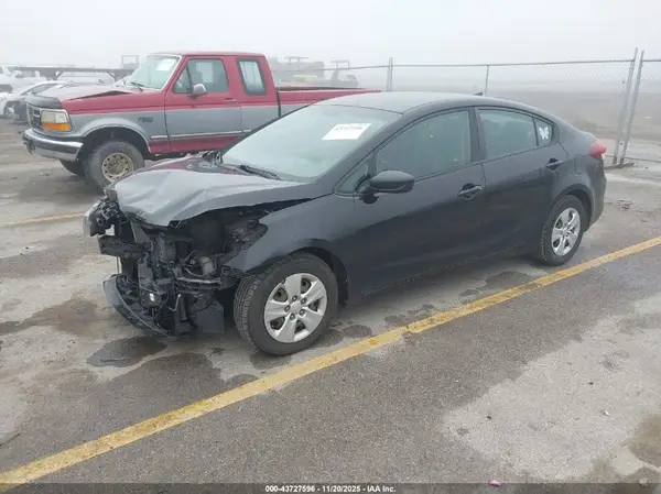 3KPFL4A71JE263076 2018 KIA FORTE - Image 2