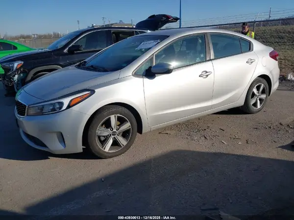 3KPFL4A71JE269069 2018 KIA FORTE - Image 2