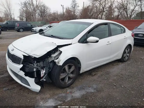 3KPFL4A71JE272201 2018 KIA FORTE - Image 2