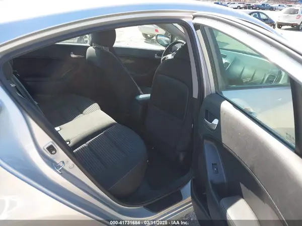 3KPFL4A72HE014828 2017 KIA FORTE - Image 8