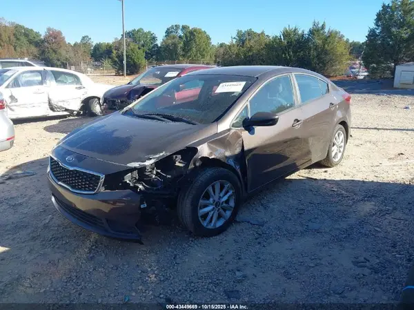 3KPFL4A72HE016465 2017 KIA FORTE - Image 2
