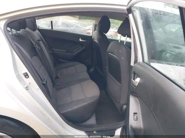 3KPFL4A72HE031922 2017 KIA FORTE - Image 8