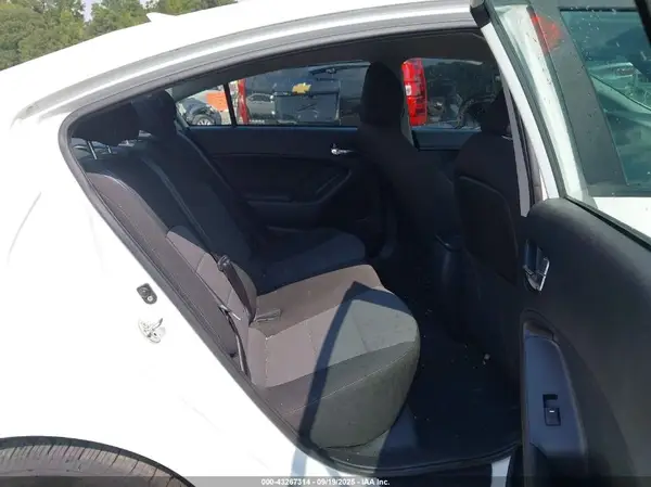 3KPFL4A72HE052026 2017 KIA FORTE - Image 8