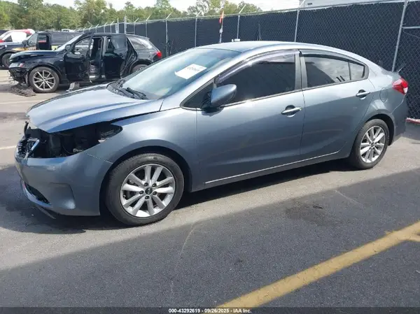 3KPFL4A72HE061650 2017 KIA FORTE - Image 2