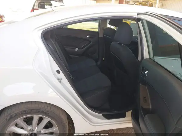 3KPFL4A72HE077931 2017 KIA FORTE - Image 8