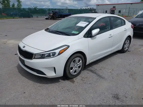 3KPFL4A72HE081557 2017 KIA FORTE - Image 2