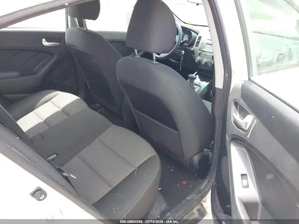 3KPFL4A72HE081557 2017 KIA FORTE - Image 8