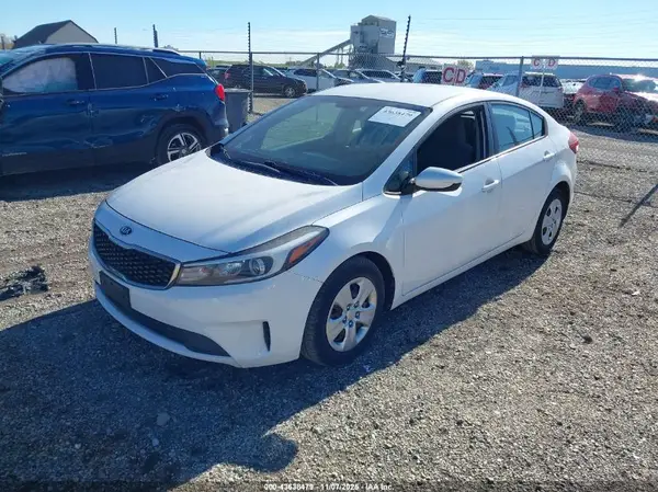 3KPFL4A72HE082322 2017 KIA FORTE - Image 2
