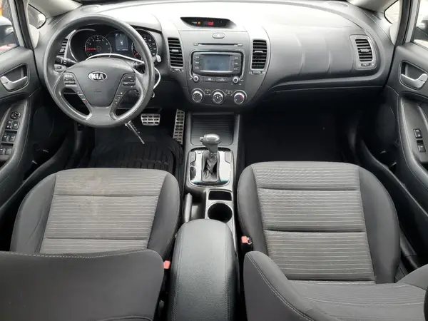 3KPFL4A72HE109826 2017 KIA FORTE - Image 8