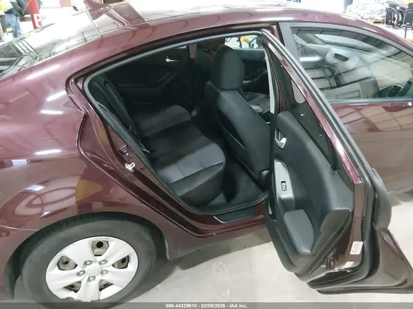 3KPFL4A72HE127422 2017 KIA FORTE - Image 8