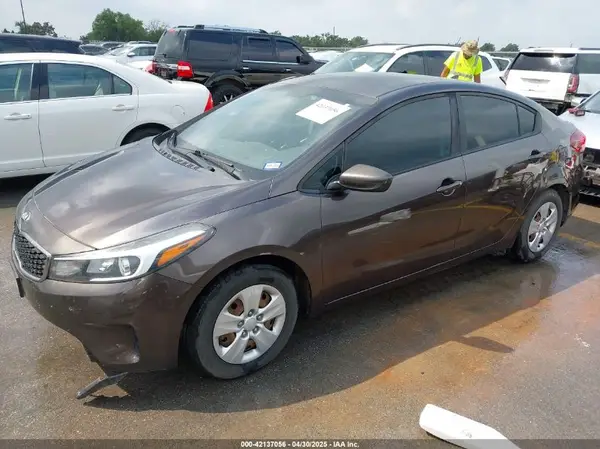 3KPFL4A72HE156645 2017 KIA FORTE - Image 2