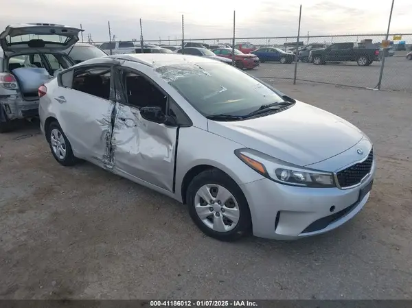 3KPFL4A72JE166159 2018 KIA FORTE - Image 1