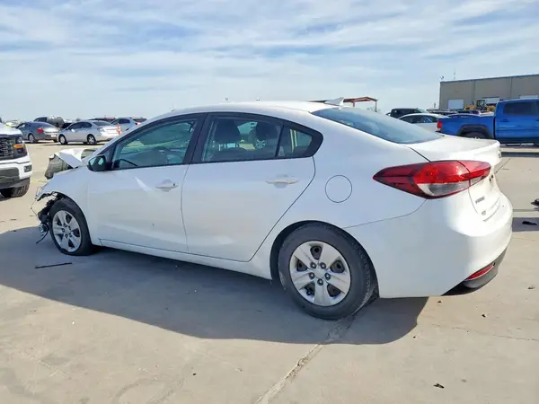 3KPFL4A72JE175041 2018 KIA FORTE - Image 2