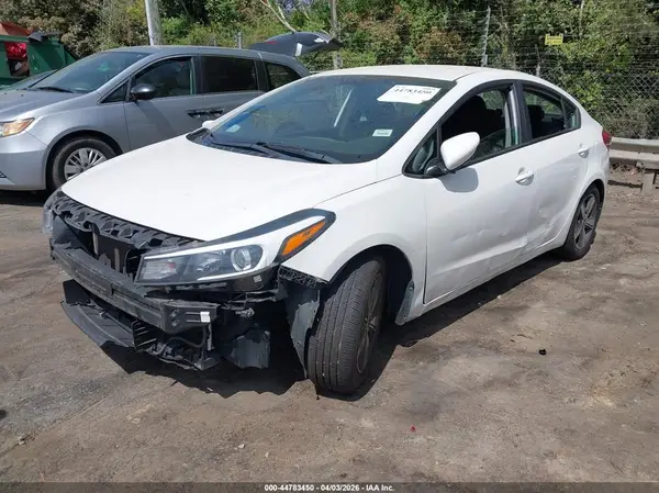 3KPFL4A72JE195581 2018 KIA FORTE - Image 2