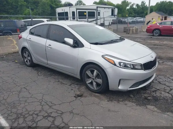 3KPFL4A72JE198898 2018 KIA FORTE - Image 1