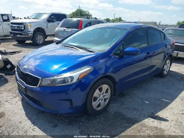 3KPFL4A72JE203131 2018 KIA FORTE - Image 2