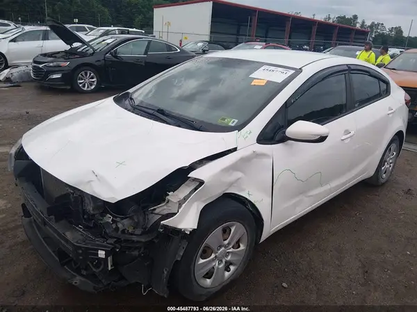3KPFL4A72JE211388 2018 KIA FORTE - Image 2