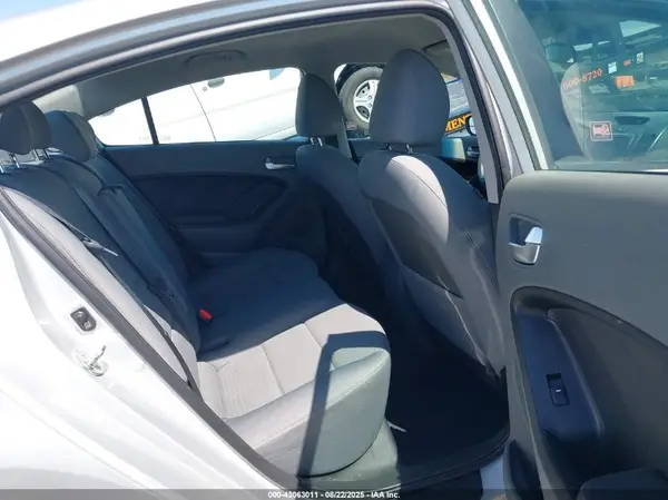 3KPFL4A72JE212282 2018 KIA FORTE - Image 8