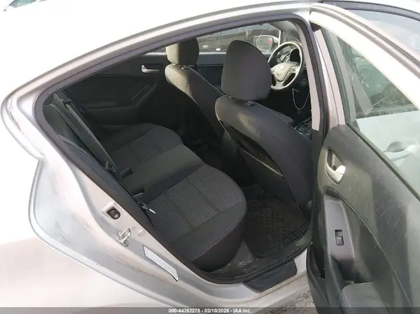 3KPFL4A72JE212637 2018 KIA FORTE - Image 8