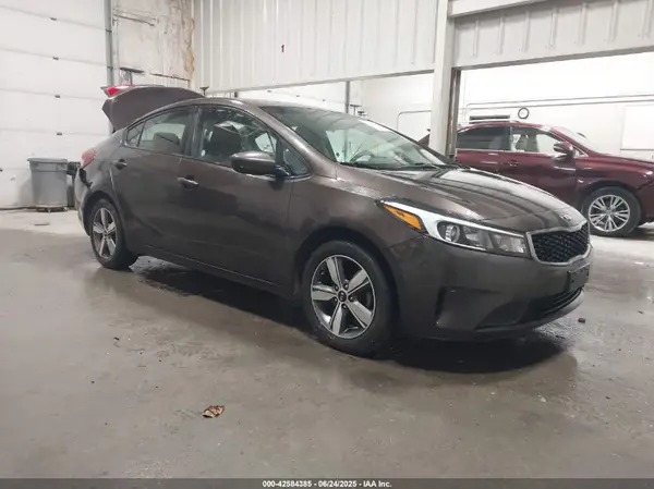 3KPFL4A72JE213173 2018 KIA FORTE - Image 1