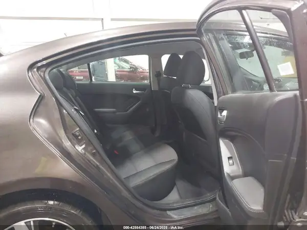 3KPFL4A72JE213173 2018 KIA FORTE - Image 8