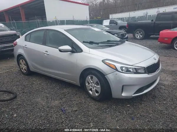 3KPFL4A72JE213822 2018 KIA FORTE - Image 1