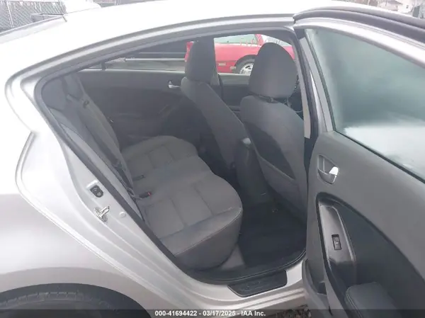 3KPFL4A72JE213822 2018 KIA FORTE - Image 8