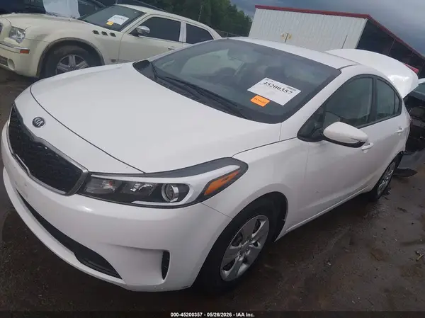 3KPFL4A72JE215764 2018 KIA FORTE - Image 2