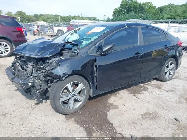 3KPFL4A72JE219300 2018 KIA FORTE - Image 2
