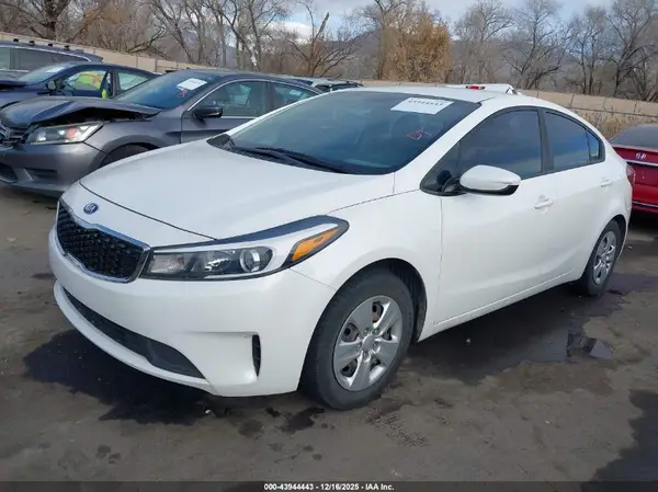 3KPFL4A72JE226585 2018 KIA FORTE - Image 2