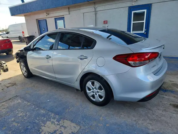 3KPFL4A72JE234377 2018 KIA FORTE - Image 2