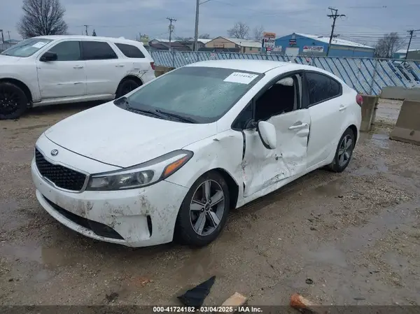 3KPFL4A72JE239353 2018 KIA FORTE - Image 2