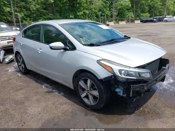 3KPFL4A72JE239403 2018 KIA FORTE - Image 1